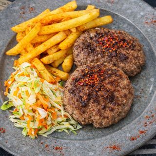 Порция нервозни кюфтета на скара с гарнитура зеле и моркови и пържени картофи