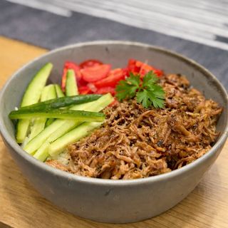 Райс боул с дърпано свинско