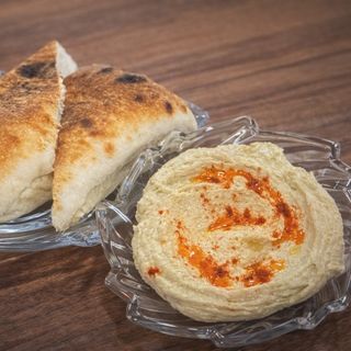 Хумус с хрупкав хляб