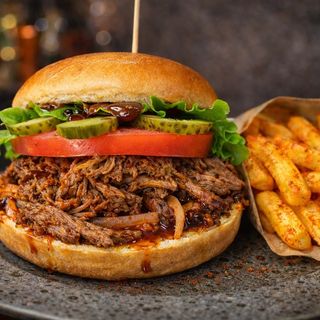 БУРГЕР СЪС СВИНСКО ДЪРПАНО МЕСО