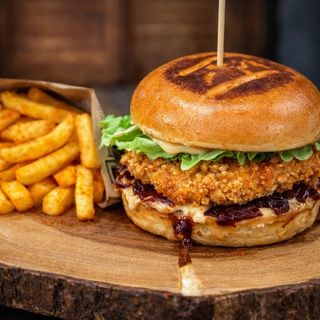 БУРГЕР С ХРУПКАВО ПИЛЕ