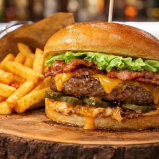 БУРГЕР С ТЕЛЕШКО КЮФТЕ "БЛЕК АНГЪС" С БЕКОН