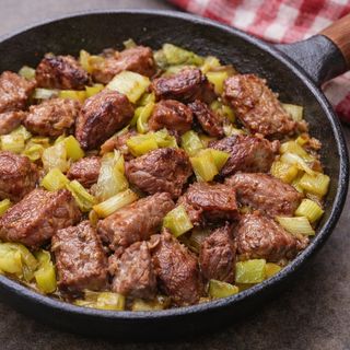 СВИНСКО С ПРАЗ ЛУК НА ТИГАН