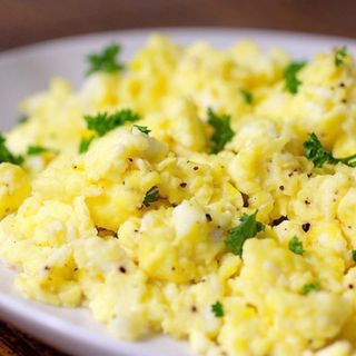 БЪРКАНИ ЯЙЦА С МАСЛО И СИРЕНЕ