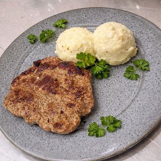 СВИНСКА ВРАТНА ПЪРЖОЛА С КАРТОФЕНО ПЮРЕ