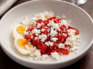 Салата с печени чушки,домати,сирене и яйце