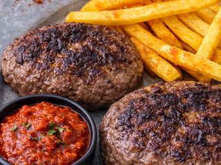 Кюфтета с манатарки, пържени картофи,лютеница и питка