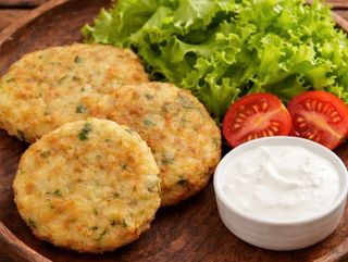 Картофени кюфтета със салата и сос