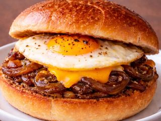 ОБЯД/ЗЛАТНО ИЗКУШЕНИЕ С КАРАМЕЛИЗИРАН ЛУК