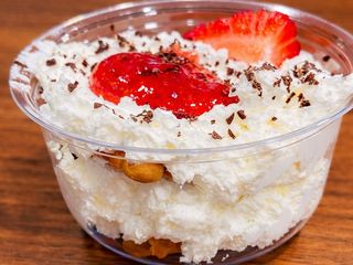 ПУХКАВ ОБЛАК С МАСКАРПОНЕ И СЛАДКО ОТ ЯГОДИ