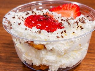 ПУХКАВ ОБЛАК С МАСКАРПОНЕ И СЛАДКО ОТ ЯГОДИ