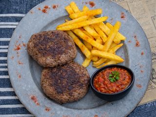 Кюфтета на скара с пържени картофи,лютеница и питкс