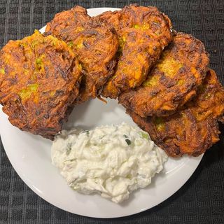 Традиционни кюфтенца от тиквички (Мюджвер)
