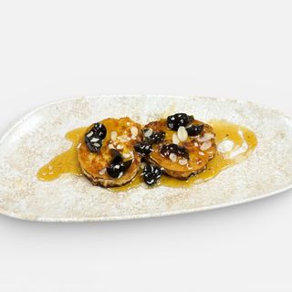 Запечено френско козе сирене със зелени смокини и бадем