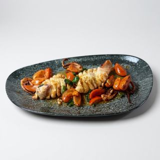 Сотирани калмари с босилек, узо и чери домати