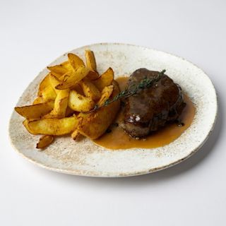 Телешки стек със сос  Пепър и печени билкови картофки