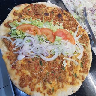 Лахмаджун със салата