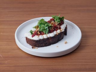 Тост с мус от козе сирене и печени зеленчуци