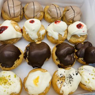 подаръчна кутия с 16 еклера микс