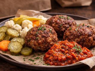 ДОМАШНИ ПЪРЖЕНИ КЮФТЕТА С ГАРНИТУРА