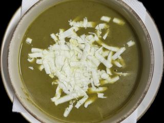 Спаначена крем супа със сирене и крутони (350 мл.)