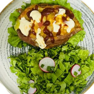 Пълнен сладък картоф на фурна с пилешко филе, крема сирене и зеленчуци с гарнитура зелена салата (500 гр.)