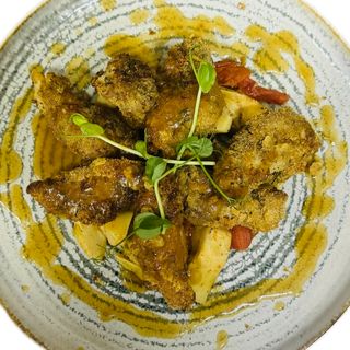 Панирана свинска плешка с розмарин в/у канапе от артишок, чери домати и пармезан (350 гр.)