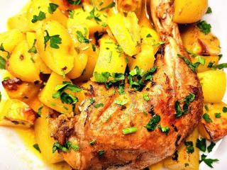 Картофи с пулешко бутче на фурна