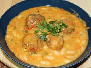 Боб с пържени кюфтета