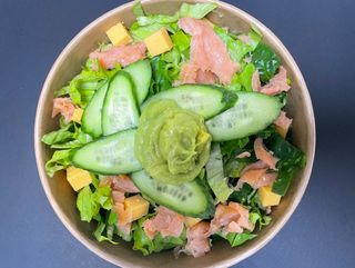 Салата с Пушена Сьомга