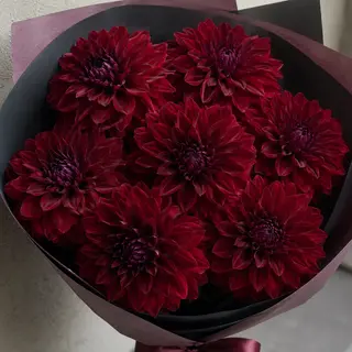 Букет с далии