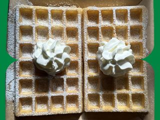 Натурални белгийски гофрети със сметана и пудра захар