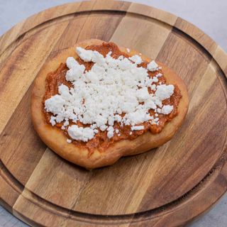 Мекица с лютеница и сирене