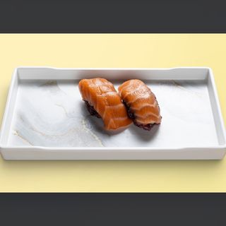269.Нигири със сьмога и черен ориз