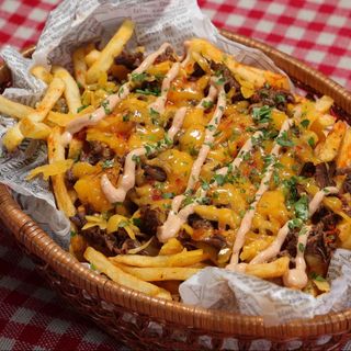 Чедър картофки с Чили Кон Карне