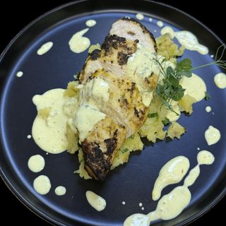 МАРИНОВАНО ПИЛЕШКО ФИЛЕ С МАЧКАН КАРТОФ И ШАФРАНОВ СОС