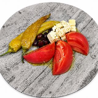 Градински домат с пържена сиврия и "Фета" сирене