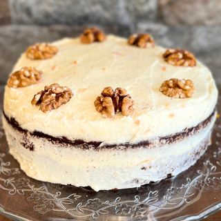Занаятчийска морковена торта с кадифен крем и орехи (Парче)