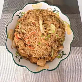 Оризови спагети със пилешко,зеленчуци и яйца
