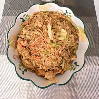 Оризови спагети със пилешко,зеленчуци и яйца
