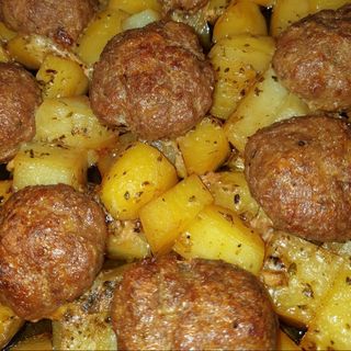 Кюфтета с картофи на фурна