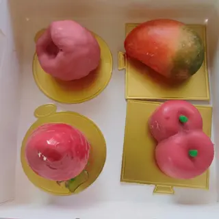 Кутия с 4бр мусови десерта- малина, манго, ягода, череша