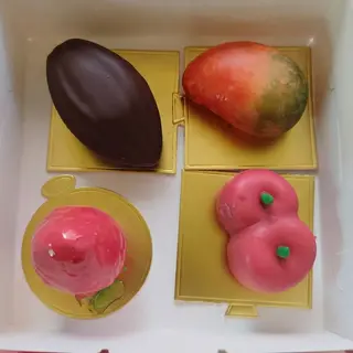 Кутия с 4бр мусови десерта- какао, манго, ягода, череша