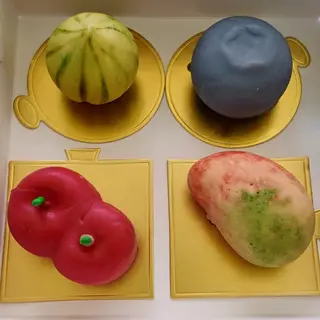 Кутия с 4бр мусови десерта- смокиня,боровинка, череша, манго