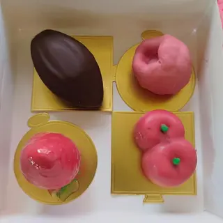 Кутия с 4бр мусови десерта- какао, малина, ягода, череша