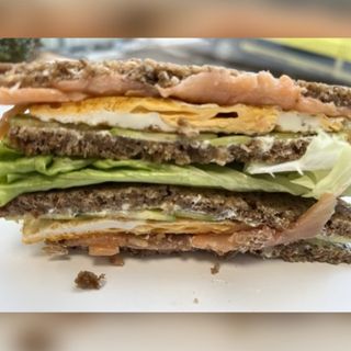 Сандвич за фитнес маниаци със сьомга и крема сирене