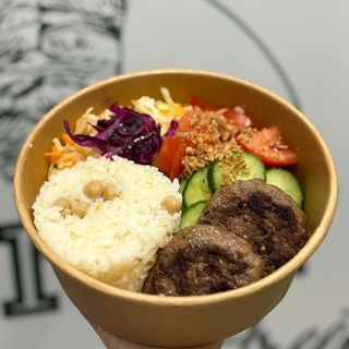 Пилаф с нахут и свински кюфтета 400г