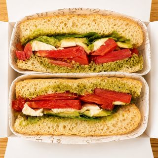 Фокача сандвич Caprese Avocado