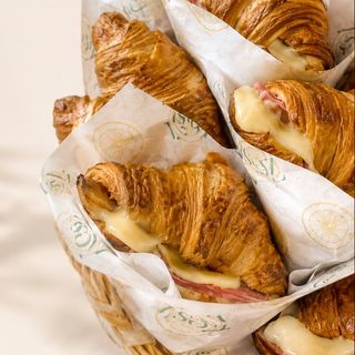 Le croissant jambon fromage