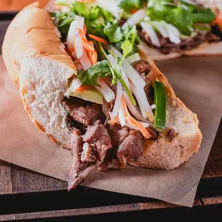 Le Banh mi porc caramel